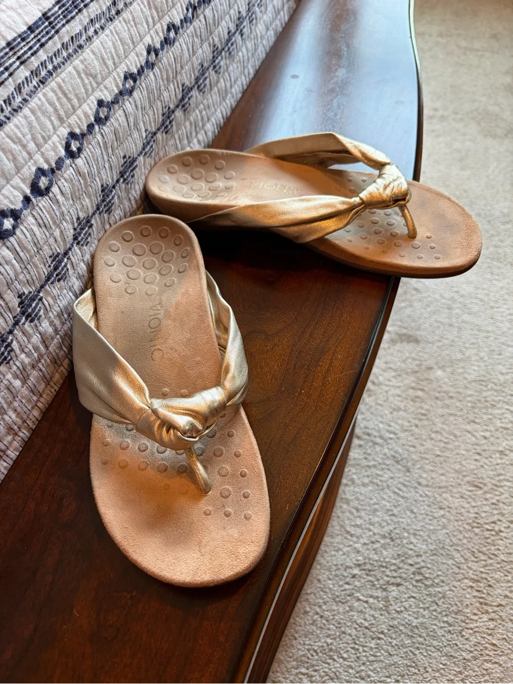 Vionic Metallic Gold Knot Toe-Post Sandals
